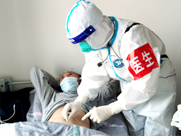 覃迅云为患者治疗