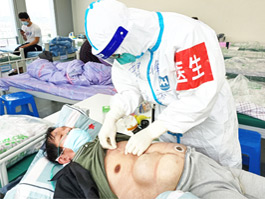 覃迅云为患者治疗