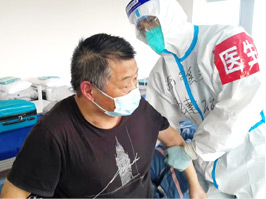 覃迅云为患者治疗