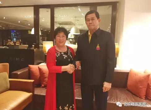 泰国前副总理、泰中友好协会会长功·塔帕朗西先生接见覃氏(图7)