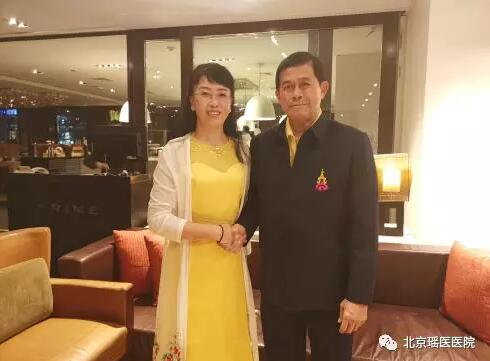 泰国前副总理、泰中友好协会会长功·塔帕朗西先生接见覃氏(图6)