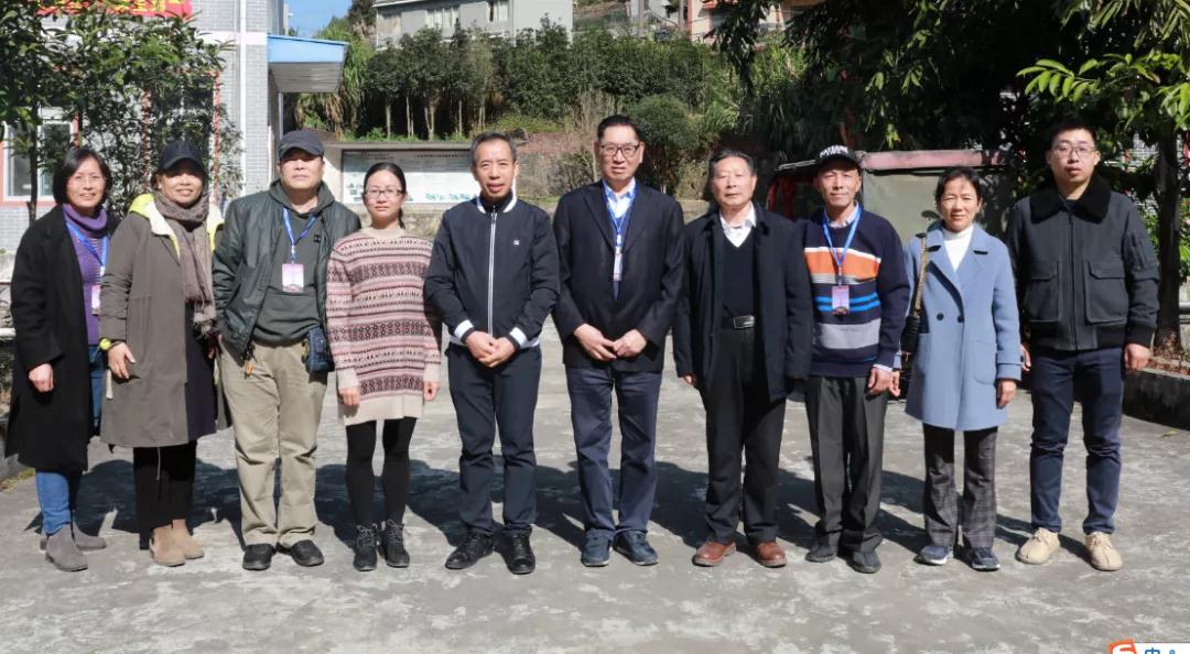 覃迅云教授受邀参加第十六届瑶族盘王节，在瑶医药....(图3)