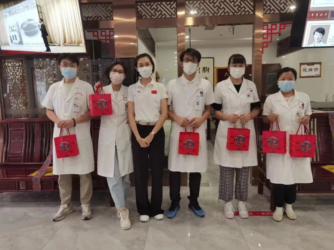 中秋佳节，北京瑶医医院为坚守岗位的职工送去节日祝福。(图5)